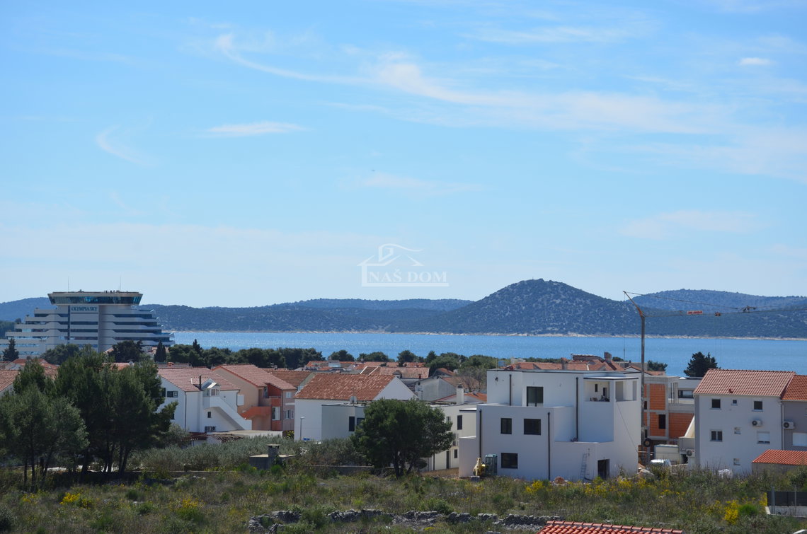 Vodice - Luksuzni dvoetažni stan S2 s bazenom i vrtom, pogled na more