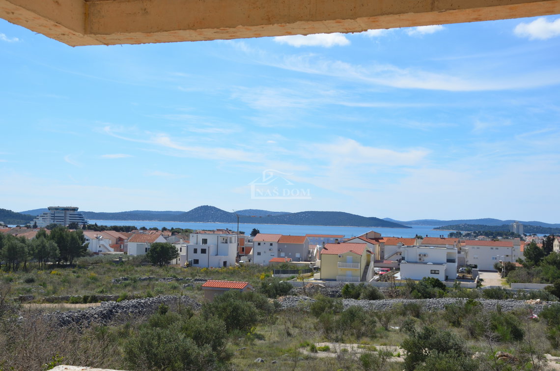 Vodice - Luksuzni dvoetažni stan S2 s bazenom i vrtom, pogled na more