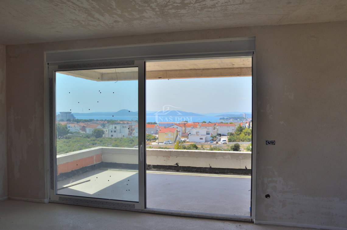 Luksuzni penthouse u Vodicama s panoramskim pogledom na more