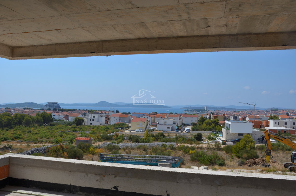 Luksuzni penthouse u Vodicama s panoramskim pogledom na more