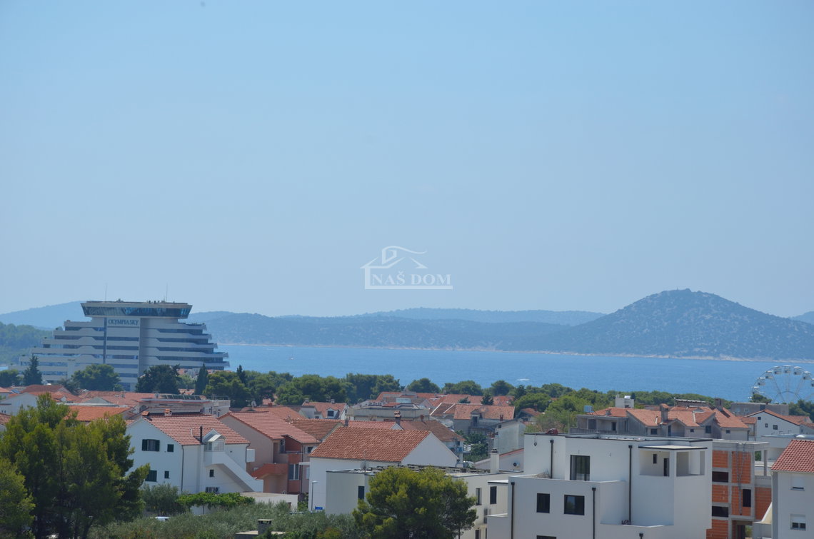 Luksuzni penthouse u Vodicama s panoramskim pogledom na more