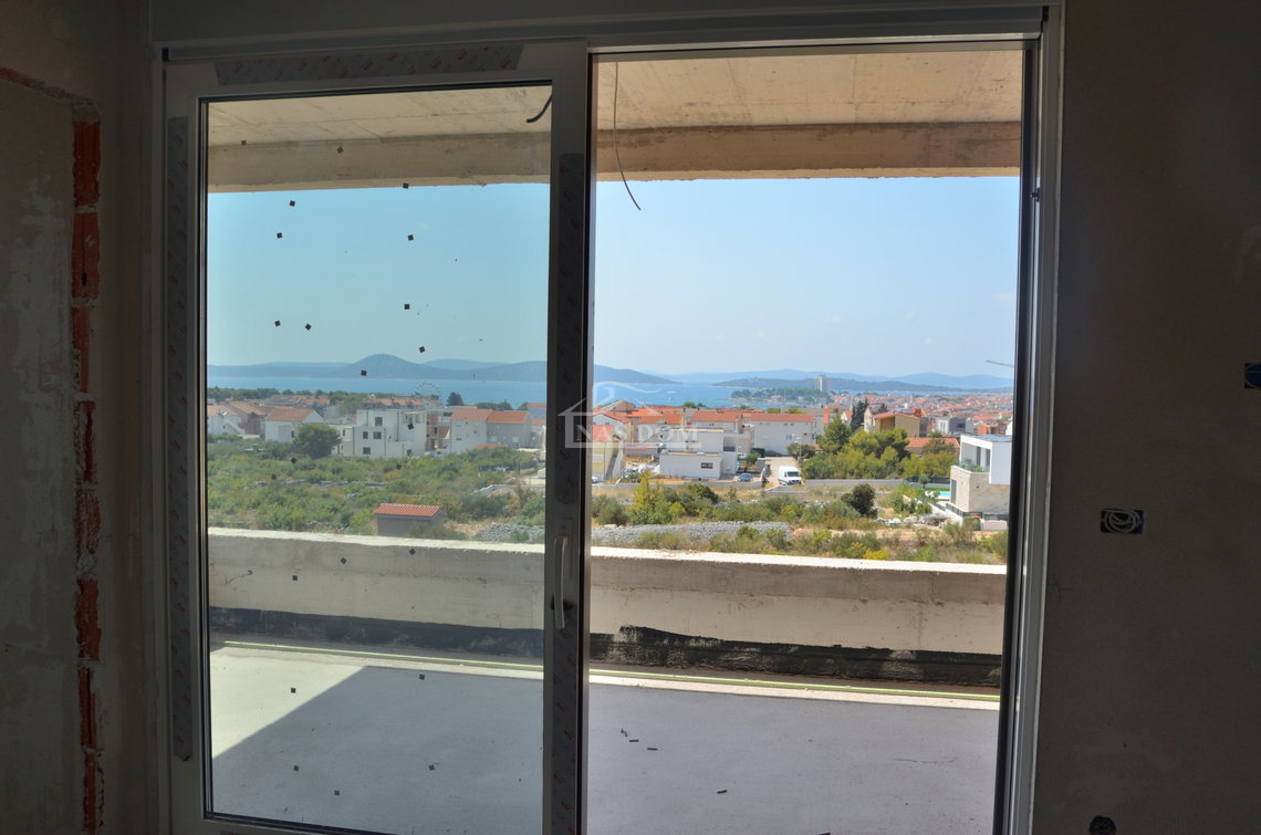 Luksuzni penthouse u Vodicama s panoramskim pogledom na more