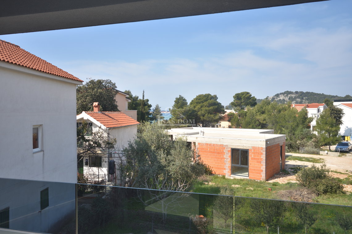 Žaborić – moderna dvojna kuća S1, 70 m od mora, novogradnja s vrtom i terasom