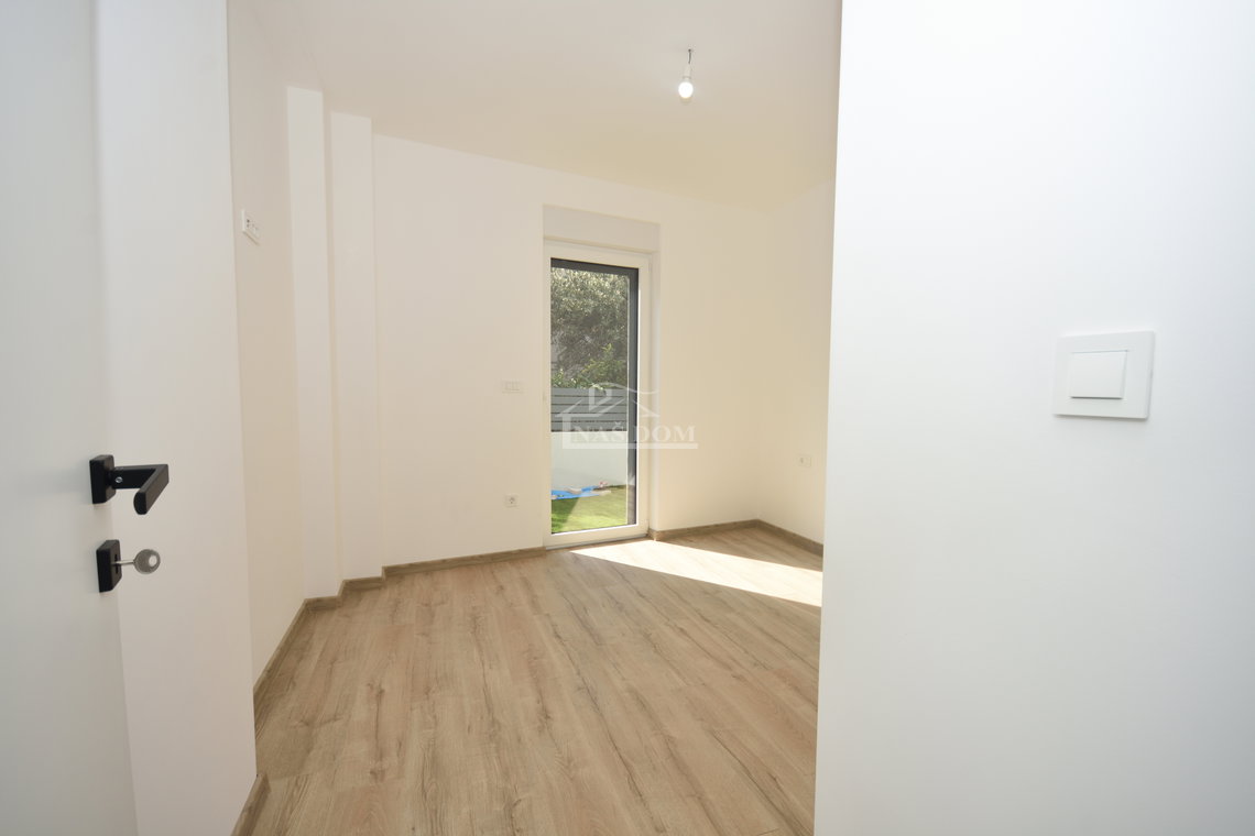 Žaborić - Dvojna kuća S2, 70 m od mora, novogradnja s vrtom i terasom
