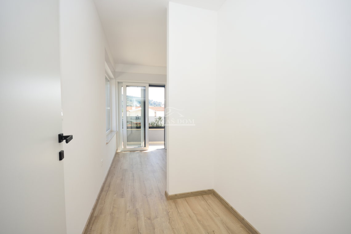 Žaborić - Dvojna kuća S2, 70 m od mora, novogradnja s vrtom i terasom