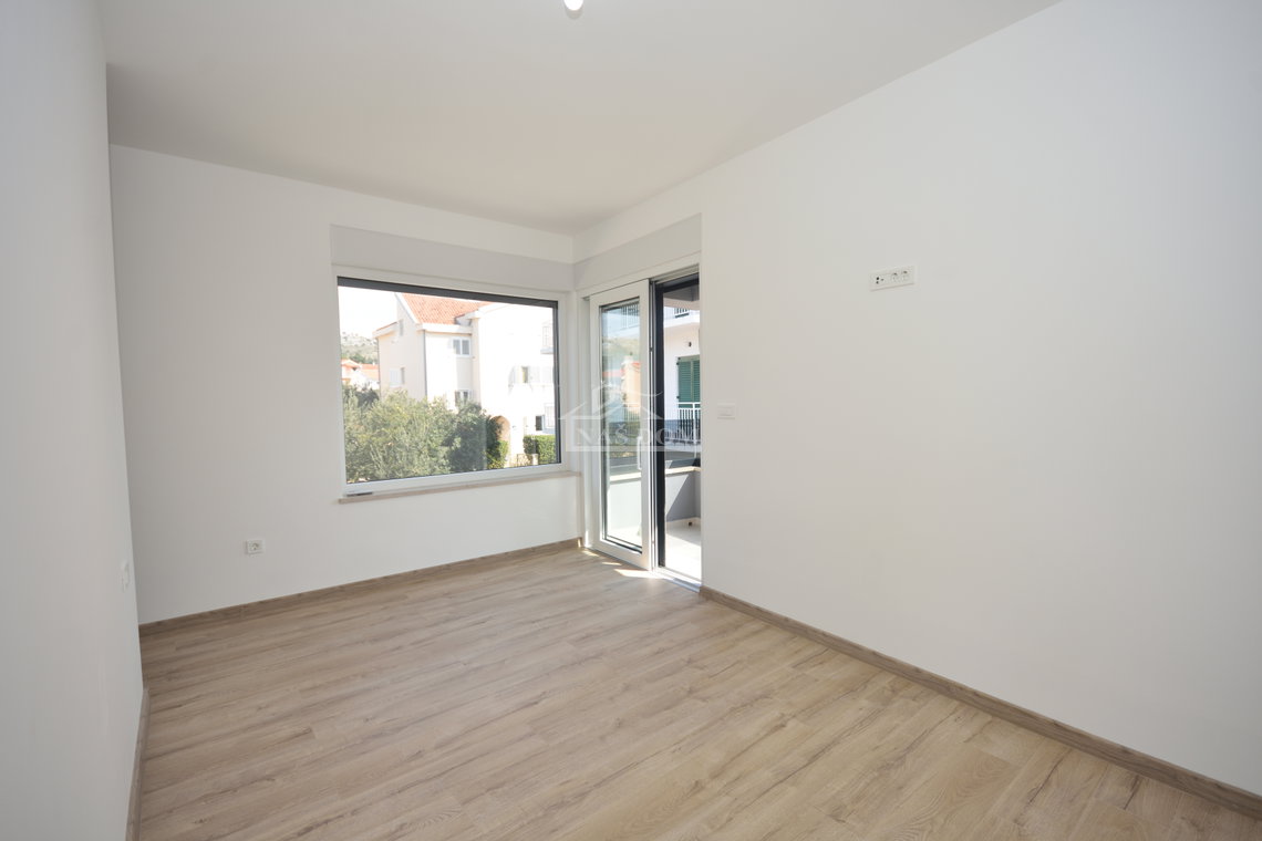 Žaborić - Dvojna kuća S2, 70 m od mora, novogradnja s vrtom i terasom