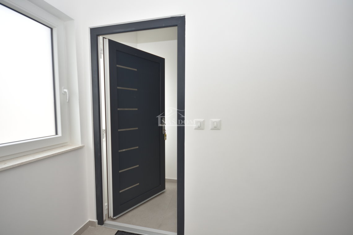 Vodice - Penthouse s krovnom terasom, 450m od plaže