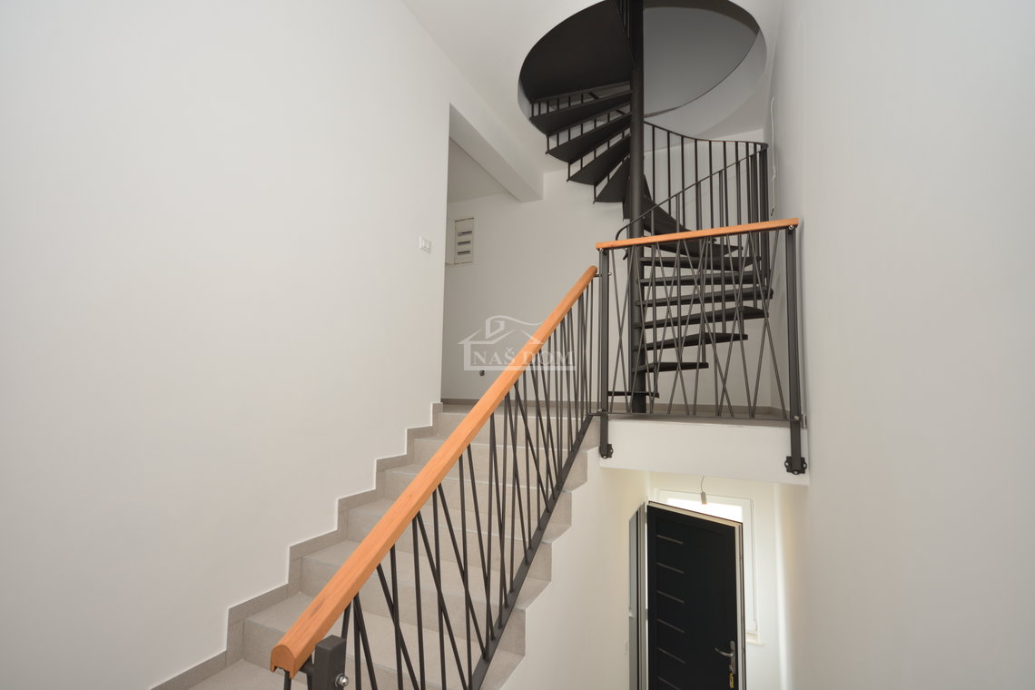 Vodice - Penthouse s krovnom terasom, 450m od plaže
