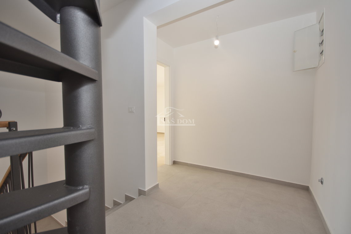 Vodice - Penthouse s krovnom terasom, 450m od plaže