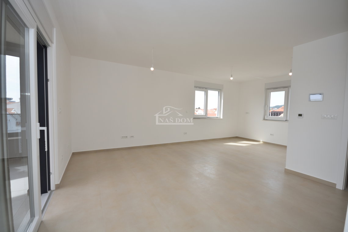 Vodice - Penthouse s krovnom terasom, 450m od plaže