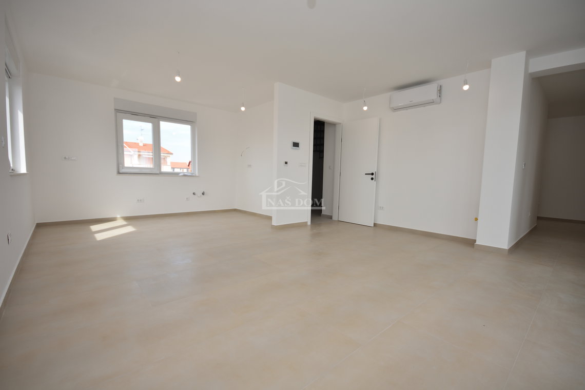 Vodice - Penthouse s krovnom terasom, 450m od plaže