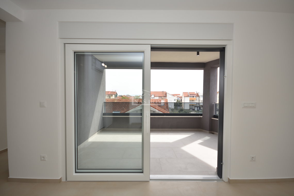 Vodice - Penthouse s krovnom terasom, 450m od plaže