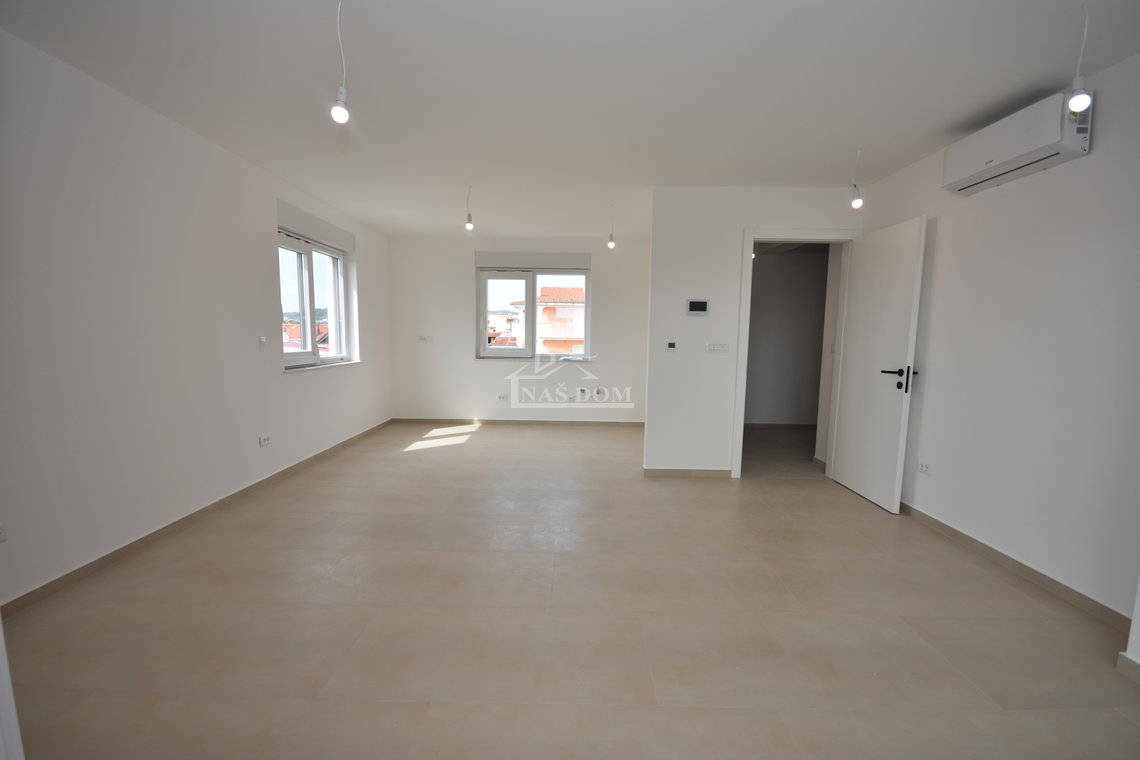 Vodice - Penthouse s krovnom terasom, 450m od plaže
