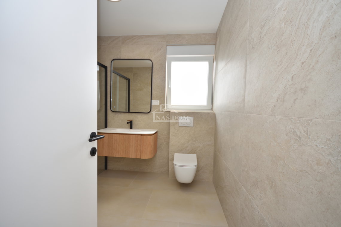 Vodice - Penthouse s krovnom terasom, 450m od plaže