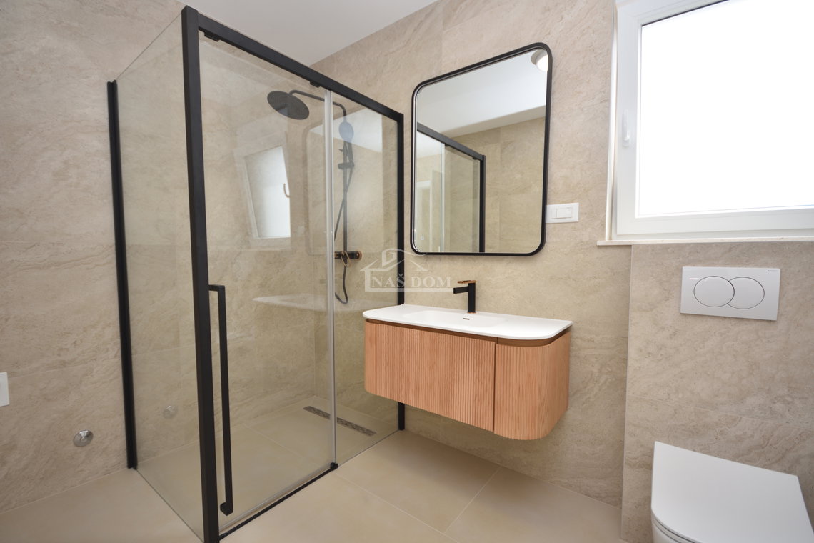Vodice - Penthouse s krovnom terasom, 450m od plaže