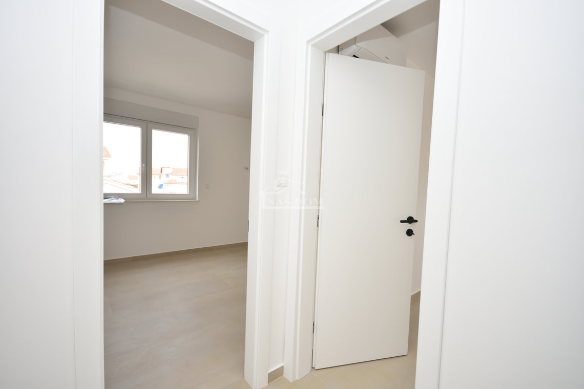Vodice - Penthouse s krovnom terasom, 450m od plaže