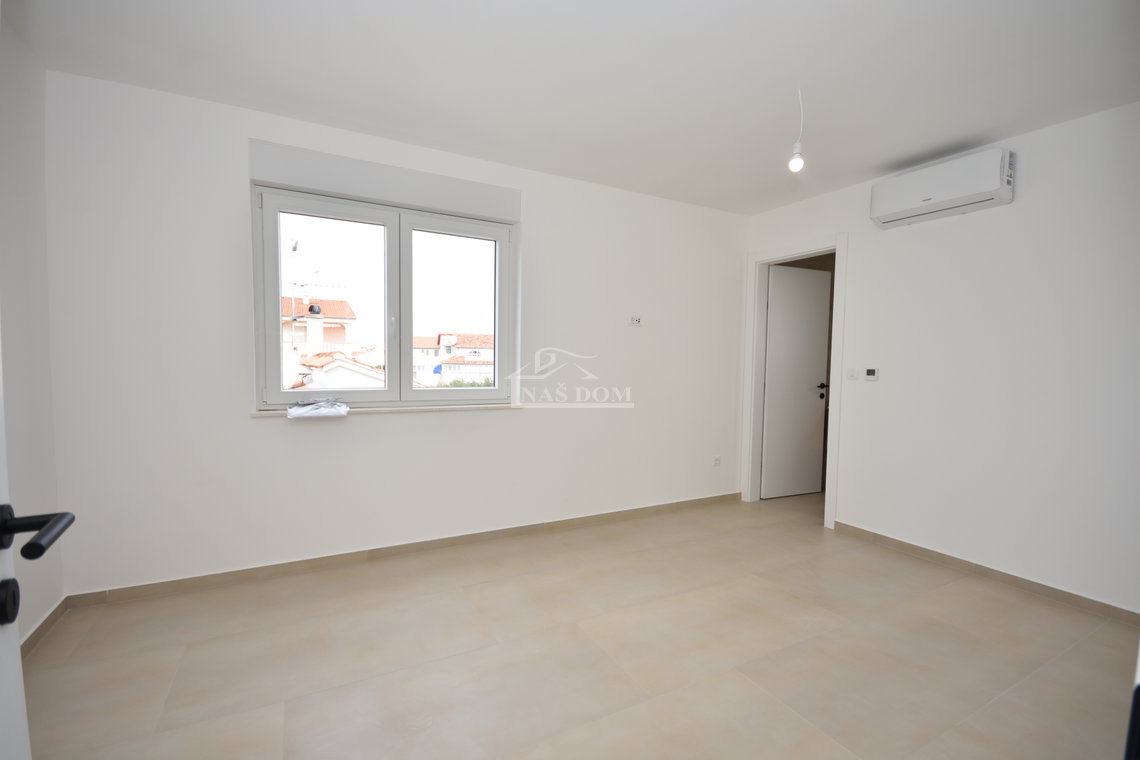Vodice - Penthouse s krovnom terasom, 450m od plaže