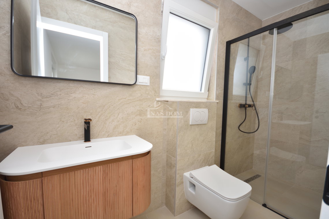 Vodice - Penthouse s krovnom terasom, 450m od plaže