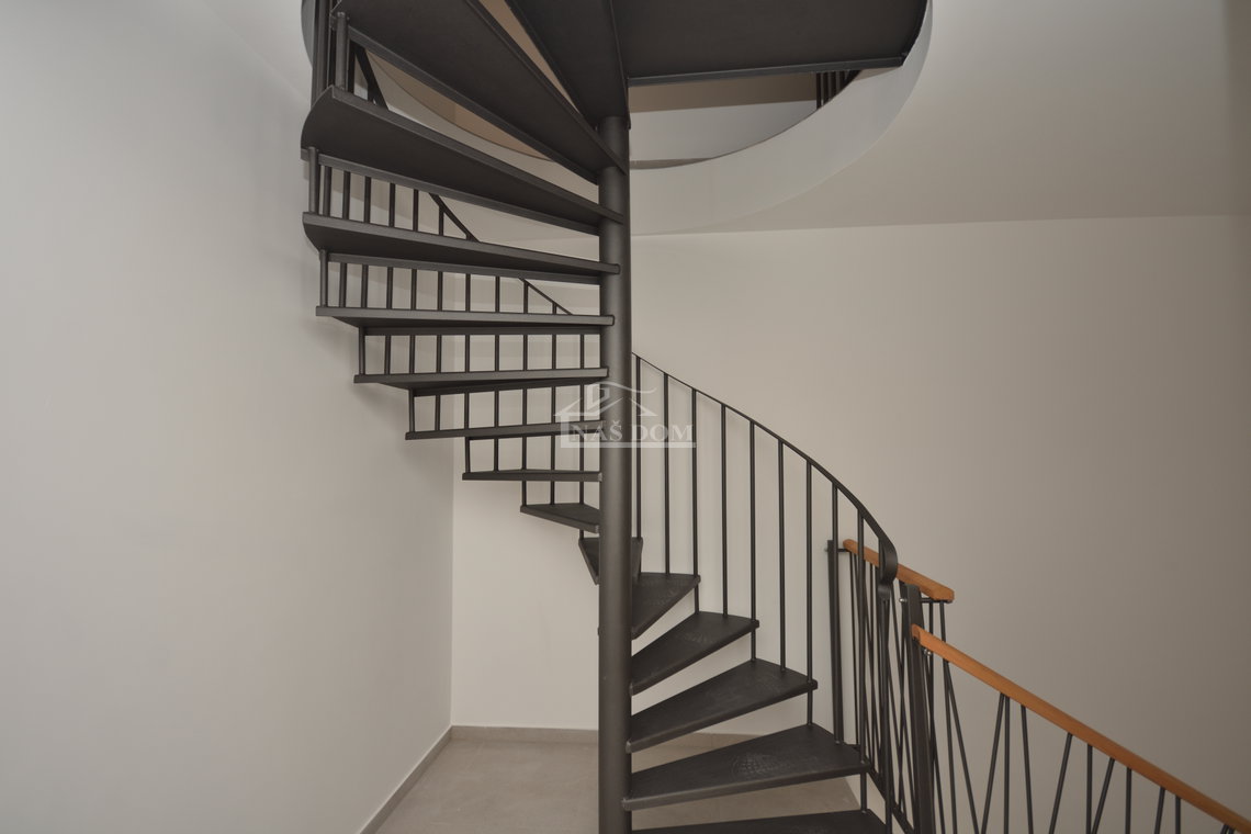 Vodice - Penthouse s krovnom terasom, 450m od plaže
