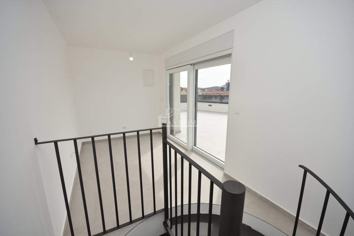 Vodice - Penthouse s krovnom terasom, 450m od plaže