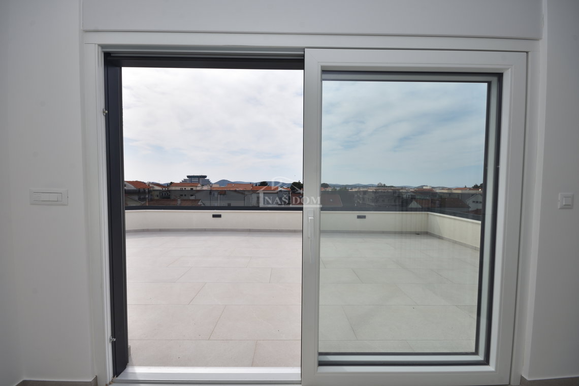 Vodice - Penthouse s krovnom terasom, 450m od plaže