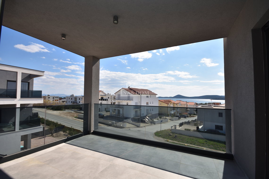 Nova dvojna kuća na 3 etaže, s bazenom i vrtom - 700m od plaže