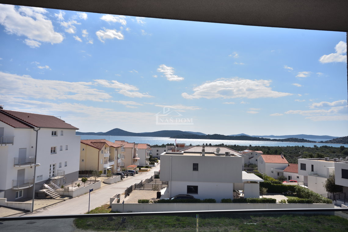 Nova dvojna kuća na 3 etaže, s bazenom i vrtom - 700m od plaže