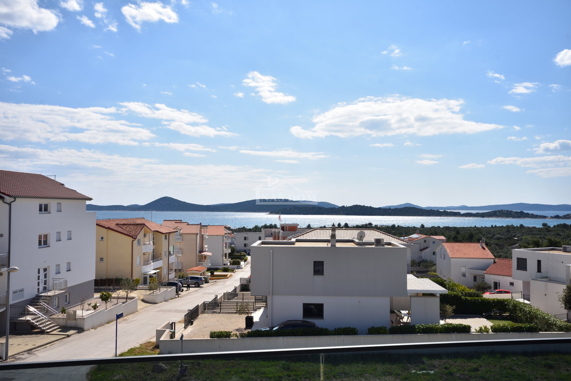 Nova dvojna kuća na 3 etaže, s bazenom i vrtom - 700m od plaže