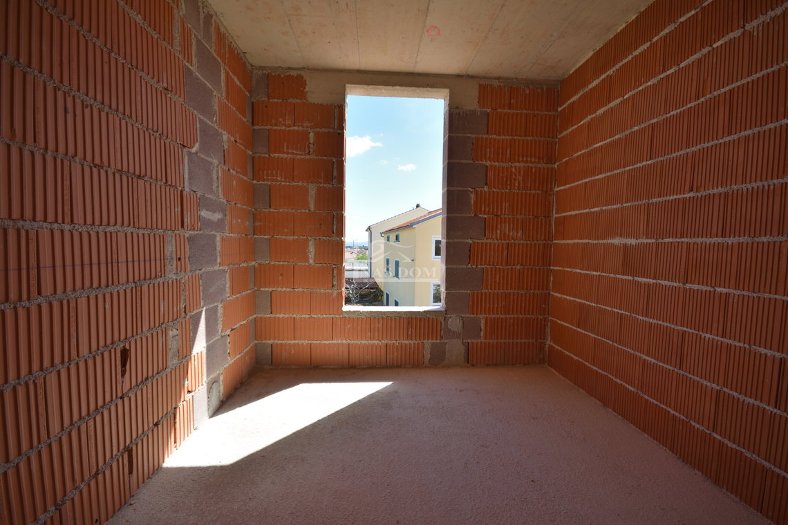 Vodice - Luksuzni dvoetažni stan S2 s bazenom i vrtom, pogled na more