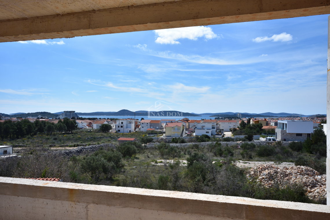 Vodice - Luksuzni dvoetažni stan S2 s bazenom i vrtom, pogled na more