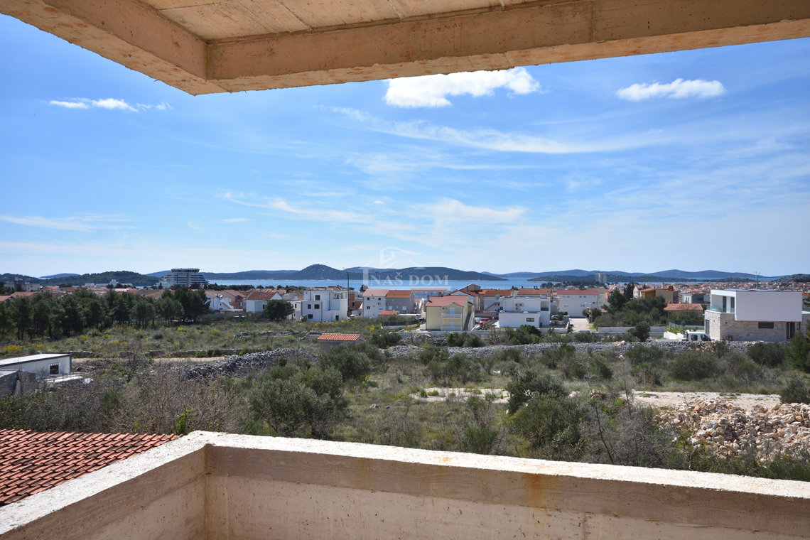 Vodice - Luksuzni dvoetažni stan S2 s bazenom i vrtom, pogled na more