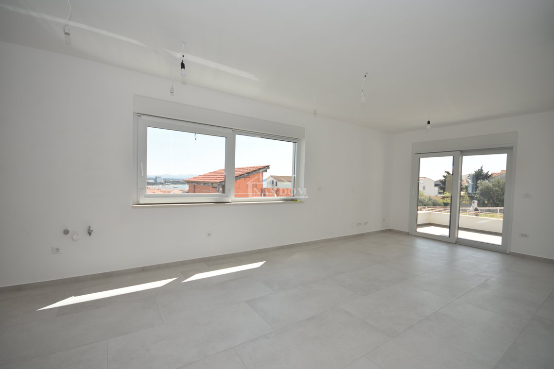 Vodice - Stan S3 na prvom katu s krovnom terasom, pogled na more