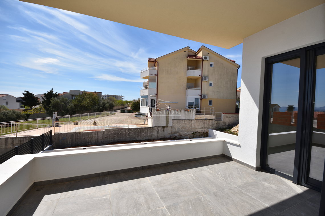 Vodice - Stan S3 na prvom katu s krovnom terasom, pogled na more