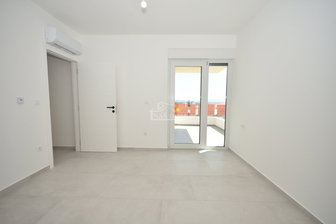 Vodice - Stan S3 na prvom katu s krovnom terasom, pogled na more