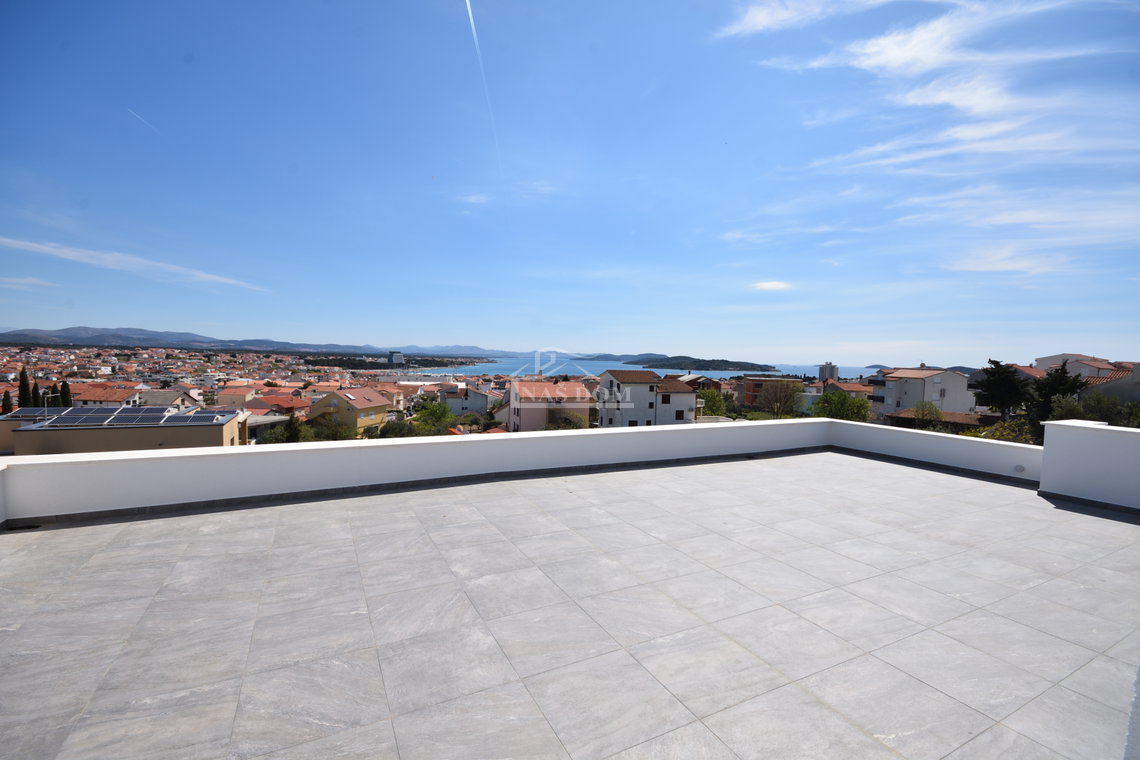 Vodice - Stan S3 na prvom katu s krovnom terasom, pogled na more