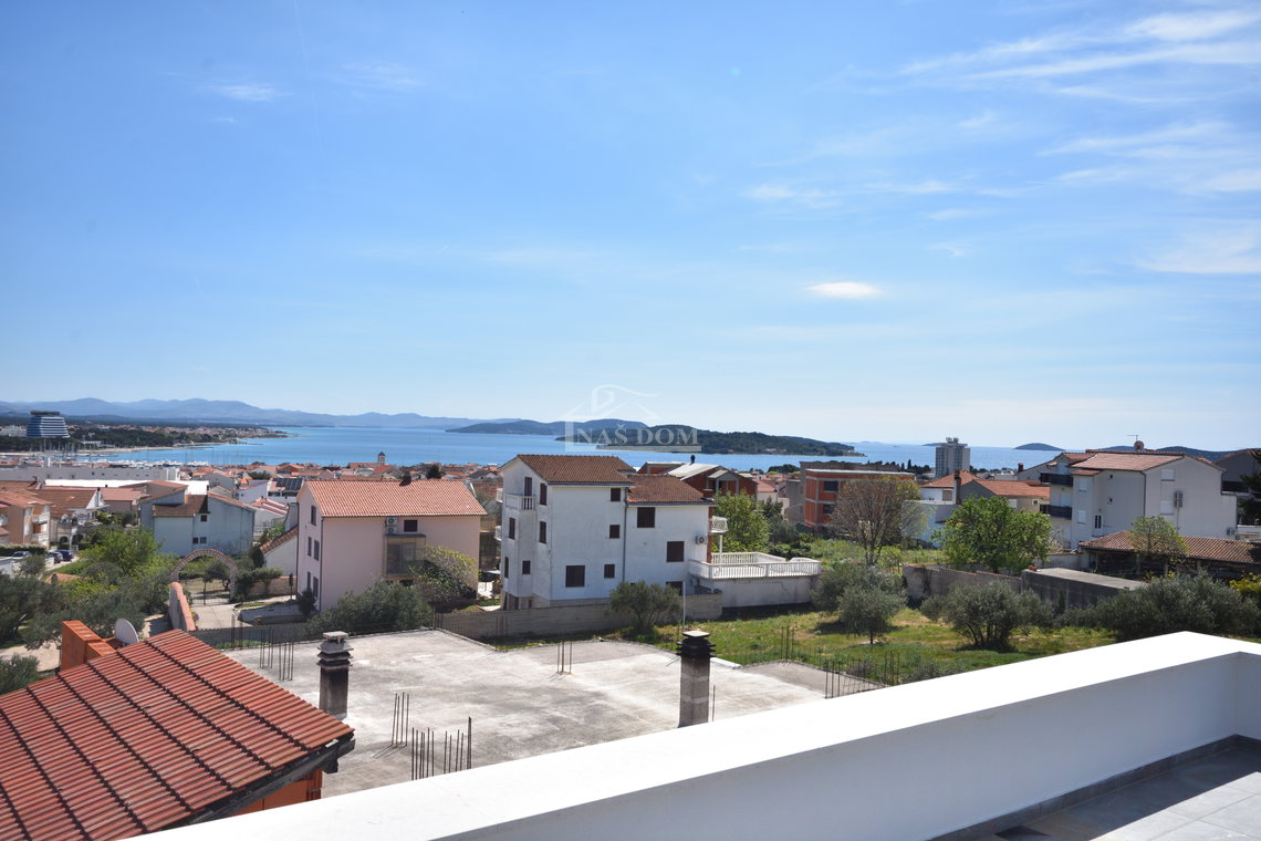 Vodice - Stan S3 na prvom katu s krovnom terasom, pogled na more
