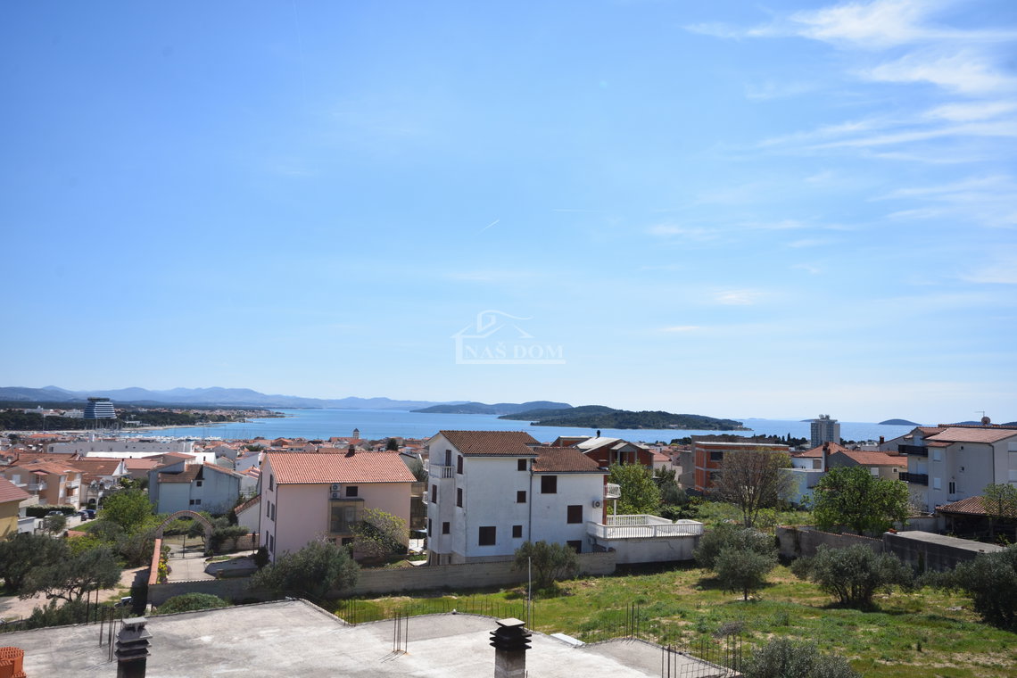 Vodice - Stan S3 na prvom katu s krovnom terasom, pogled na more