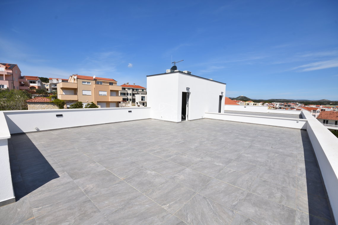 Vodice - Stan S3 na prvom katu s krovnom terasom, pogled na more