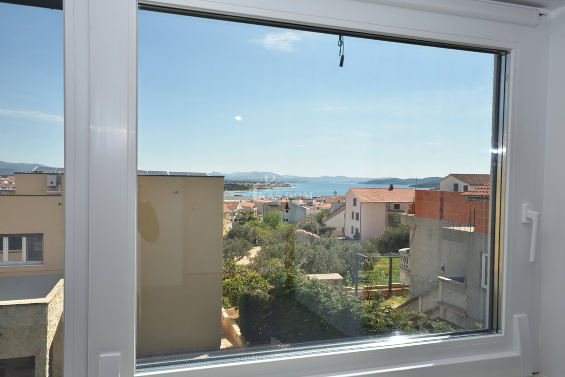 Vodice - Stan S4 s krovnom terasom, panoramski pogled na more