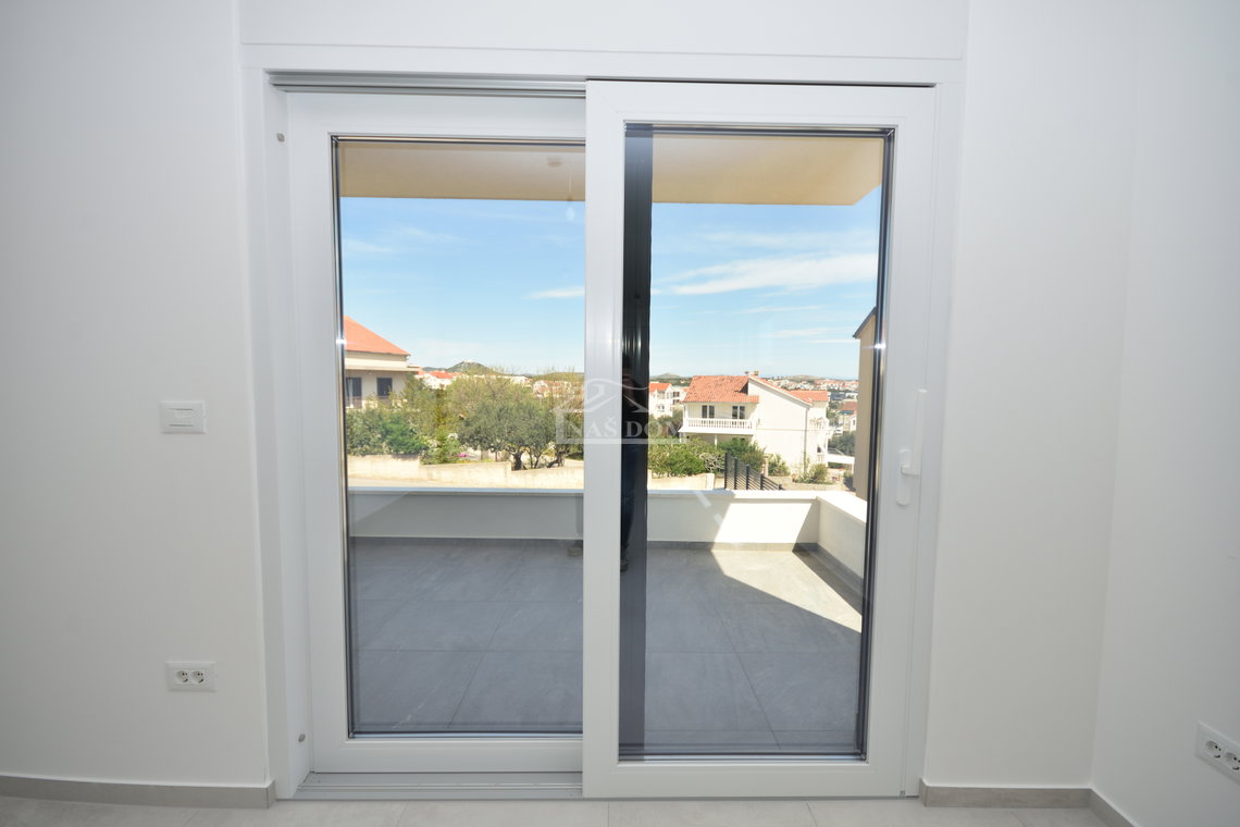 Vodice - Stan S4 s krovnom terasom, panoramski pogled na more