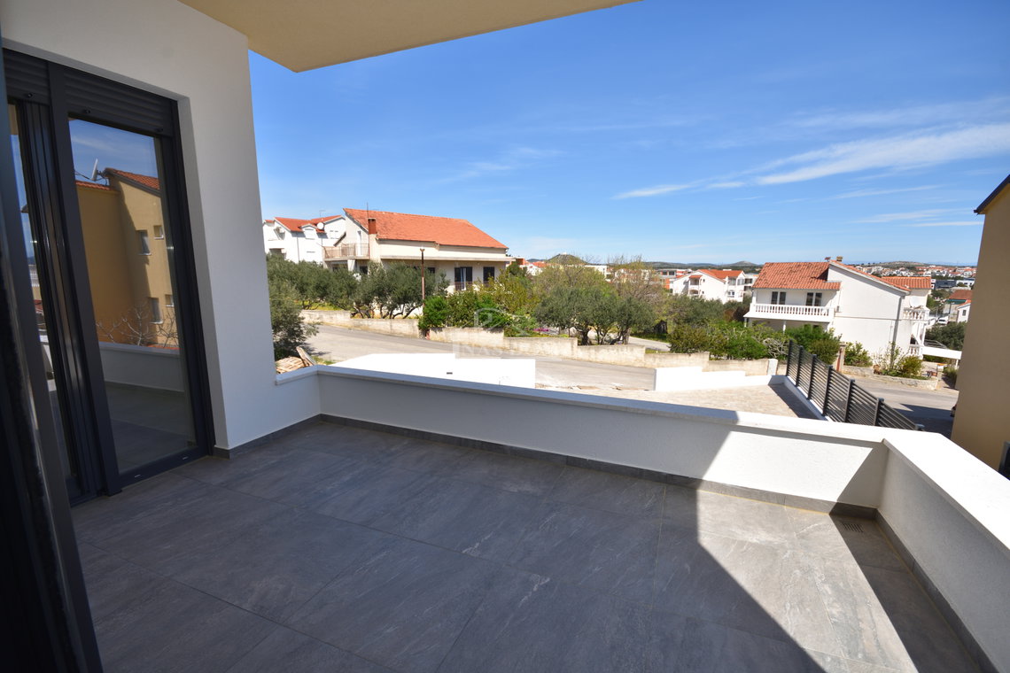 Vodice - Stan S4 s krovnom terasom, panoramski pogled na more