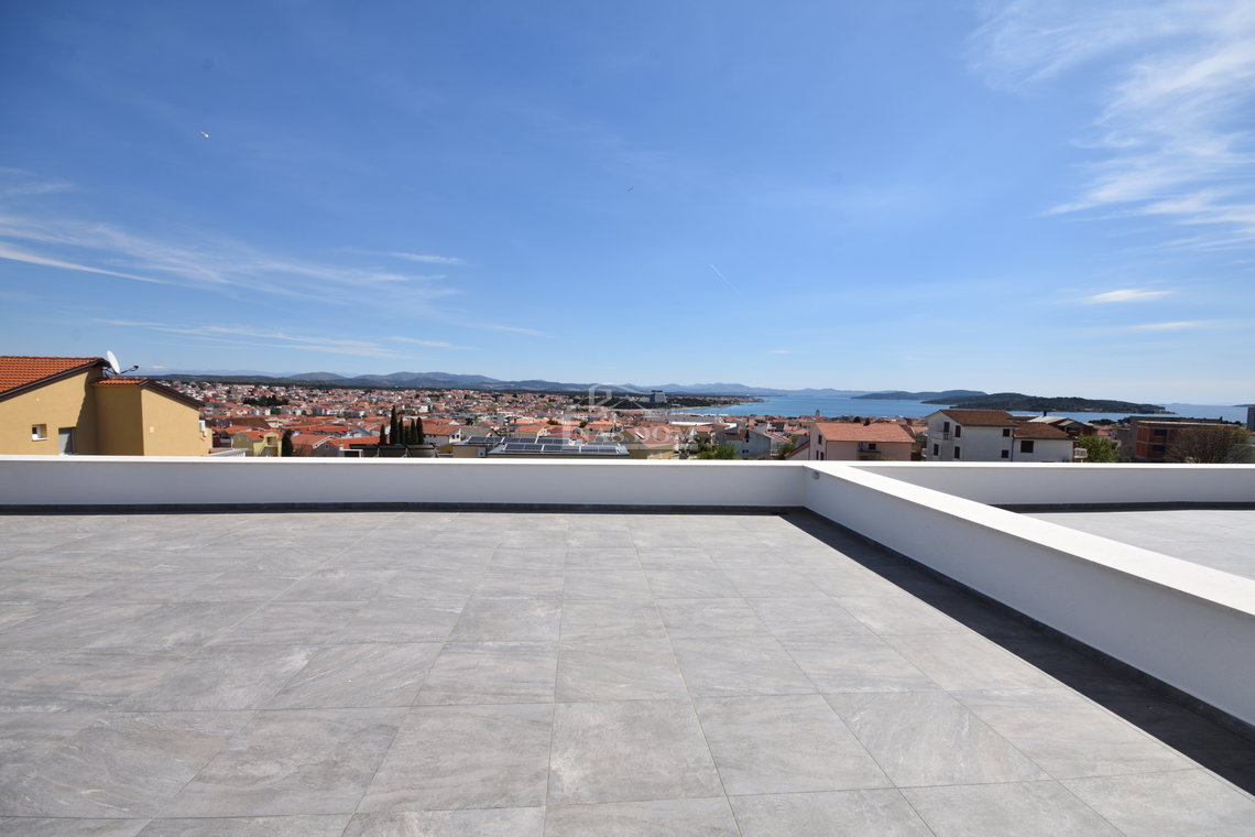 Vodice - Stan S4 s krovnom terasom, panoramski pogled na more
