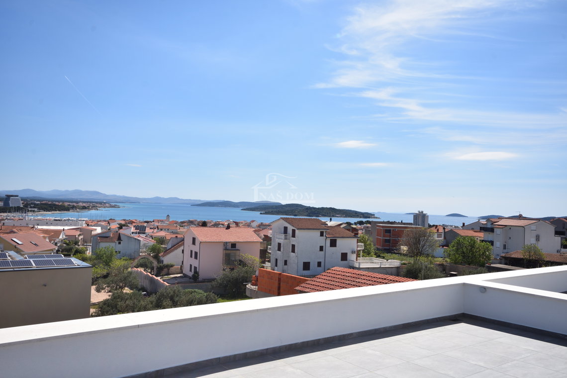 Vodice - Stan S4 s krovnom terasom, panoramski pogled na more