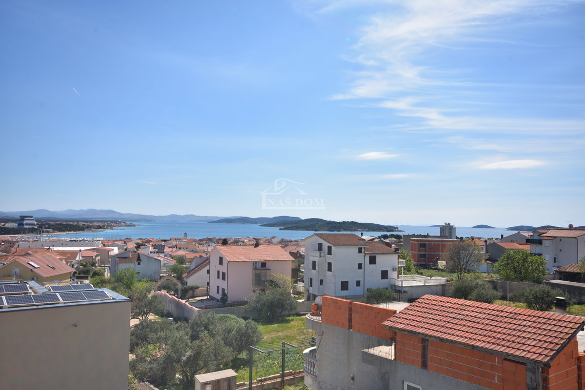 Vodice - Stan S4 s krovnom terasom, panoramski pogled na more