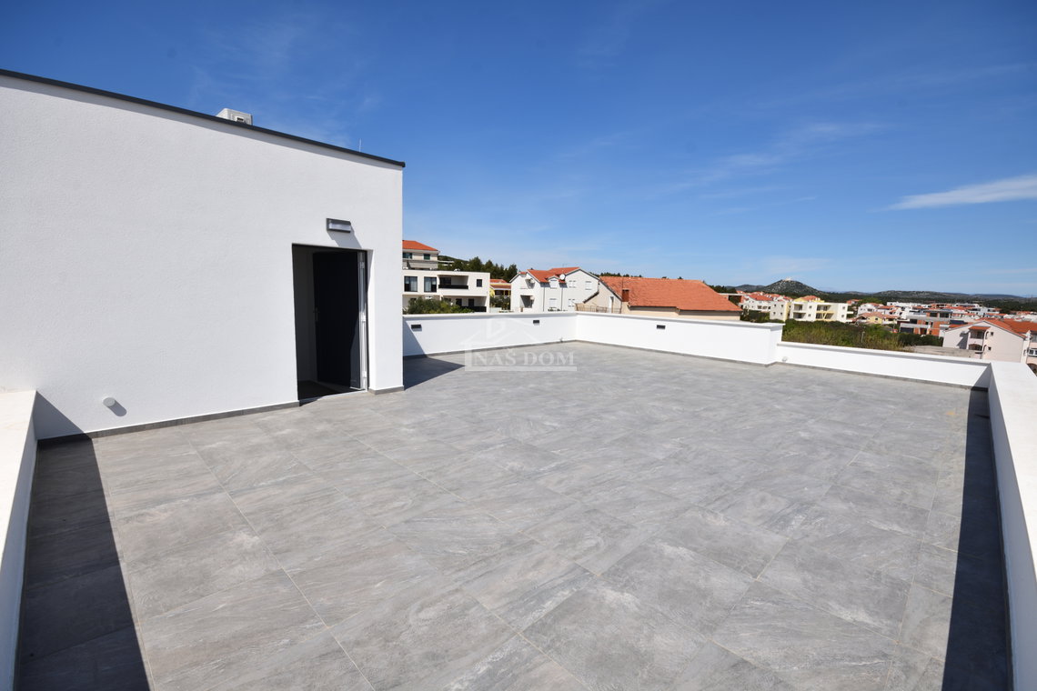 Vodice - Stan S4 s krovnom terasom, panoramski pogled na more