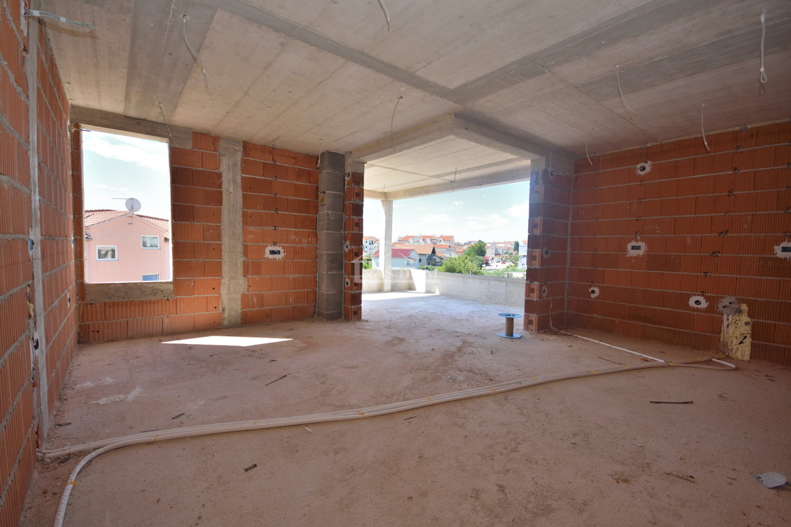 Penthouse u širem centru Vodica – moderna novogradnja s liftom