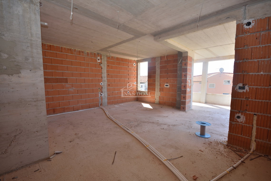 Penthouse u širem centru Vodica – moderna novogradnja s liftom