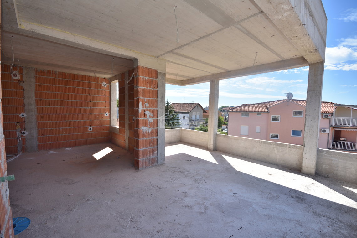 Penthouse u širem centru Vodica – moderna novogradnja s liftom