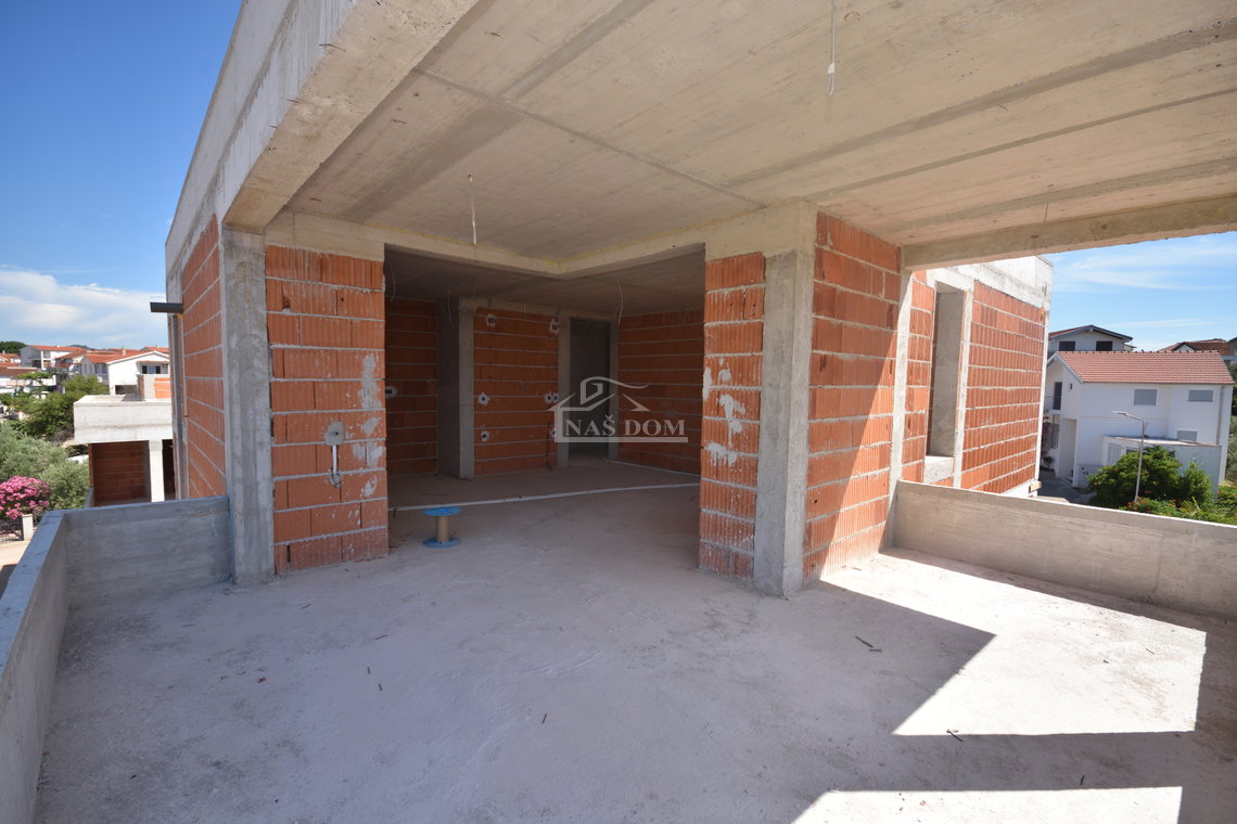 Penthouse u širem centru Vodica – moderna novogradnja s liftom