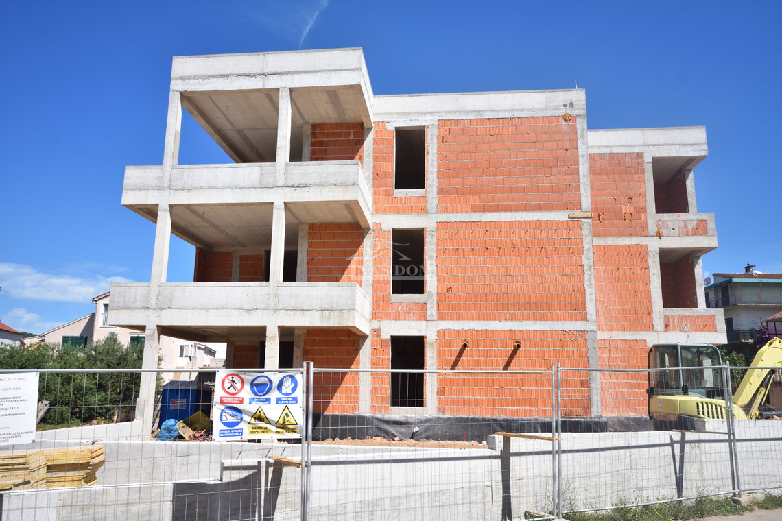 Luksuzni penthouse u Vodicama s pogledom na more – vanjski izgled zgrade